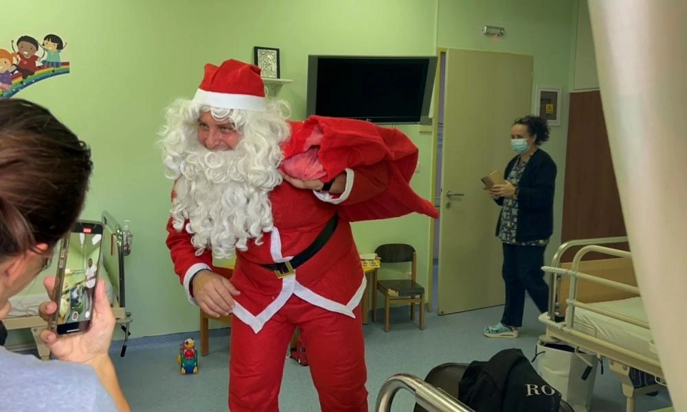 Ηράκλειο: Σκόρπισαν χαμόγελα και δώρα σε ασθενείς νοσοκομείων οι «Ιπτάμενοι» πυροσβέστες